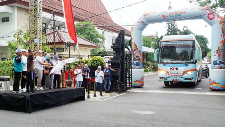 Pj Bupati Lepas Rombongan Roadshow Bus KPK Menuju Surabaya