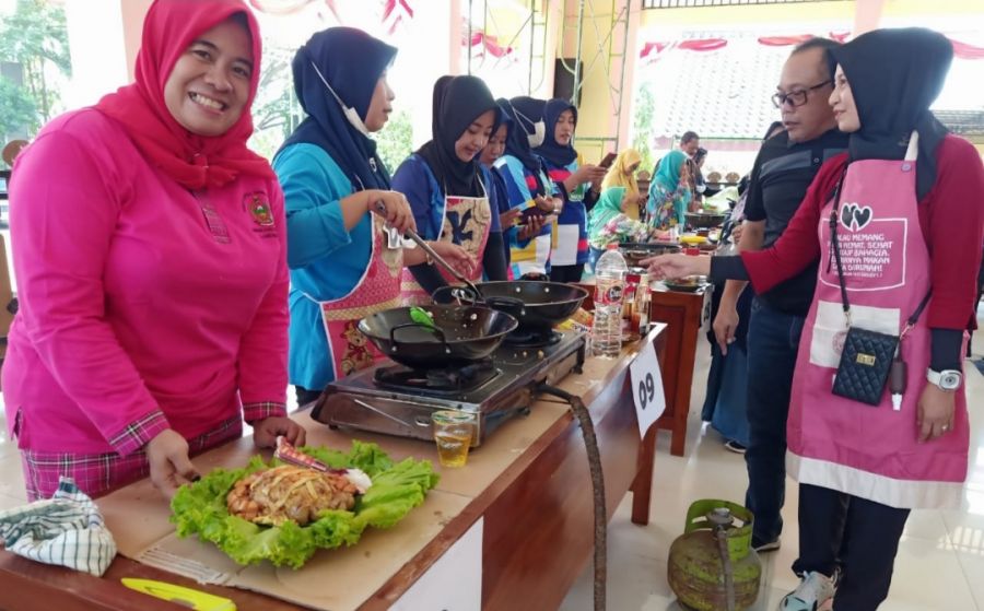Pjs. Danramil 0812/25 dan Persit Ranting 26 Sarirejo Dukung Kegiatan Lomba Kuliner Memasak