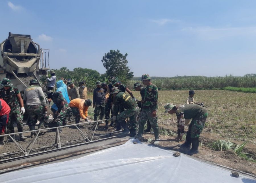 Plastik Cor Jaga Kualitas Beton Jalan TMMD 114 di Tungunjagir
