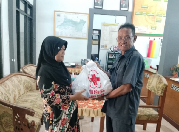 PMI Bojonegoro Salurkan Bantuan Sembako Bagi Warga Membutuhkan