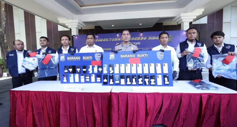 Polda Jatim Amankan 11 Tersangka Sindikat Penipuan Online Modus Jual Beli Mobil