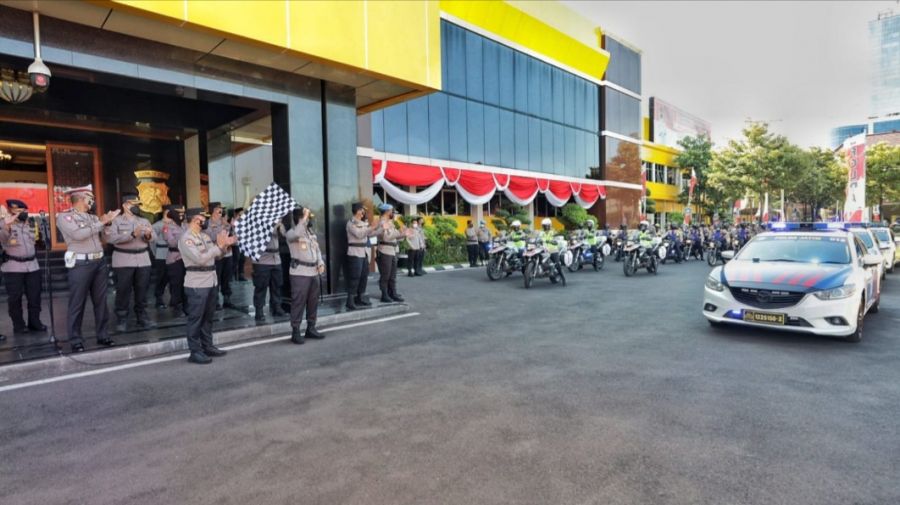 Polda Jatim Berbagi 76.000 Bendera Merah Putih untuk Indonesia Tangguh Indonesia Tumbuh