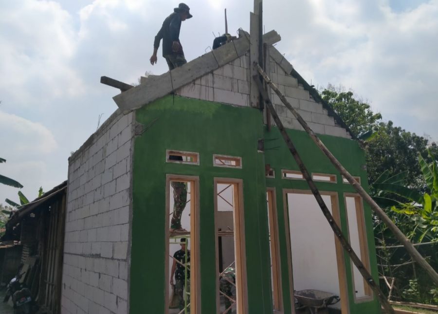 Polesan dalam Finishing RTLH dalam TMMD 114 Mempercantik Penampilan Rumah