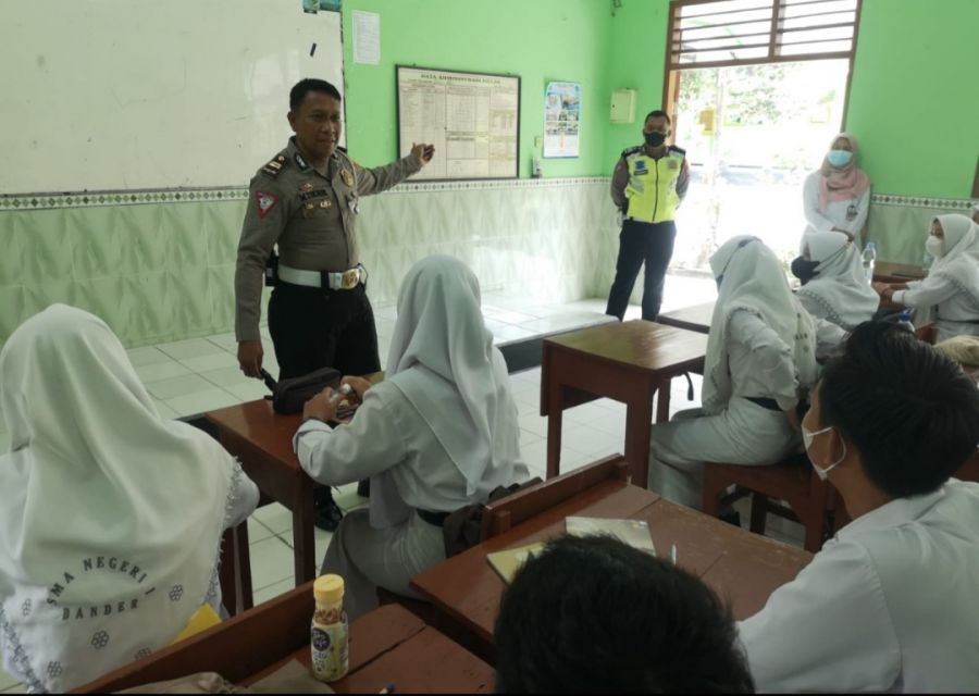 Police Goes To School Pelajar Disiplin Lalu Lintas dan Protokol Kesehatan