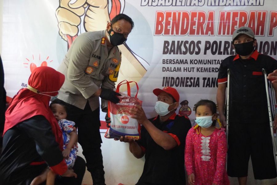 Polisi Bojonegoro Salurkan Bansos dan Bendera Merah Putih Ke Perkumpulan Disabilitas