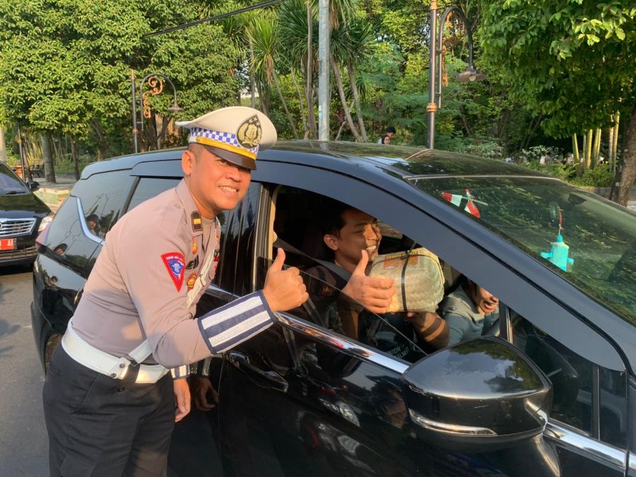 Polisi di  Bojonegoro Beri Hadiah Produk UMKM Kepada Pengendara Yang Tetib Berlalu Lintas