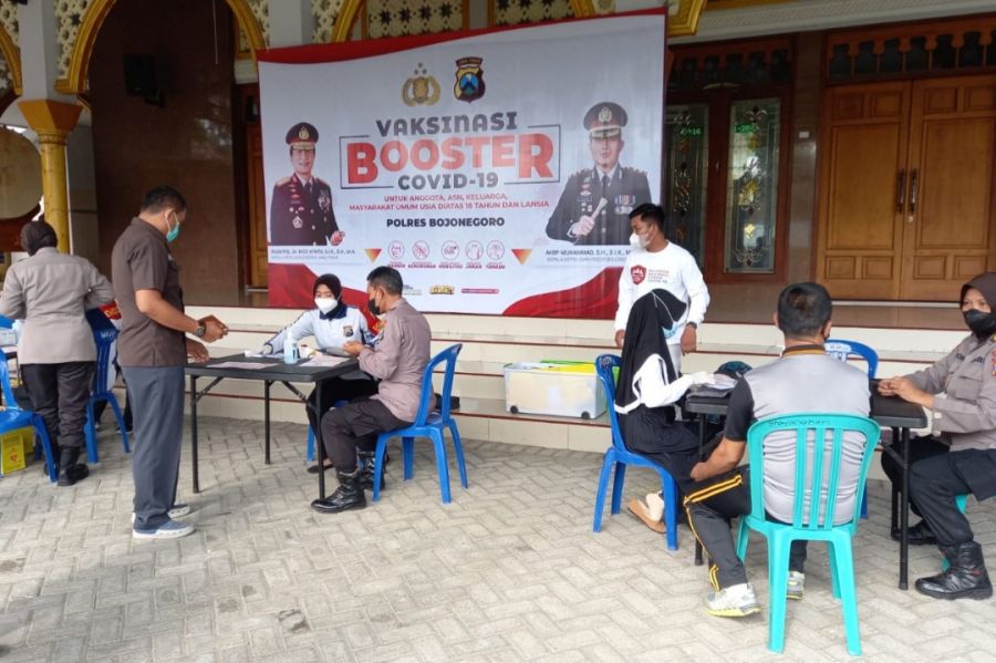 Polisi di Bojonegoro Memperoleh Vaksin Booster(Penguat)