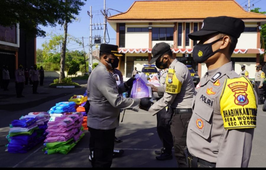 Polisi di Bojonegoro Salurkan Bansos Dari Sekretaris  Presiden RI Untuk Warga Terdampak Covid-19 Dan