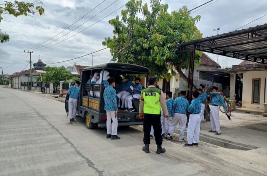 Polisi di Kalitidu Antar Jemput Pelajar ke Lokasi Vaksinasi