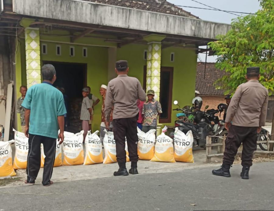 Polisi di Sumberrejo Ini Kawal Pembagian Bantuan Pupuk di Sumberharjo