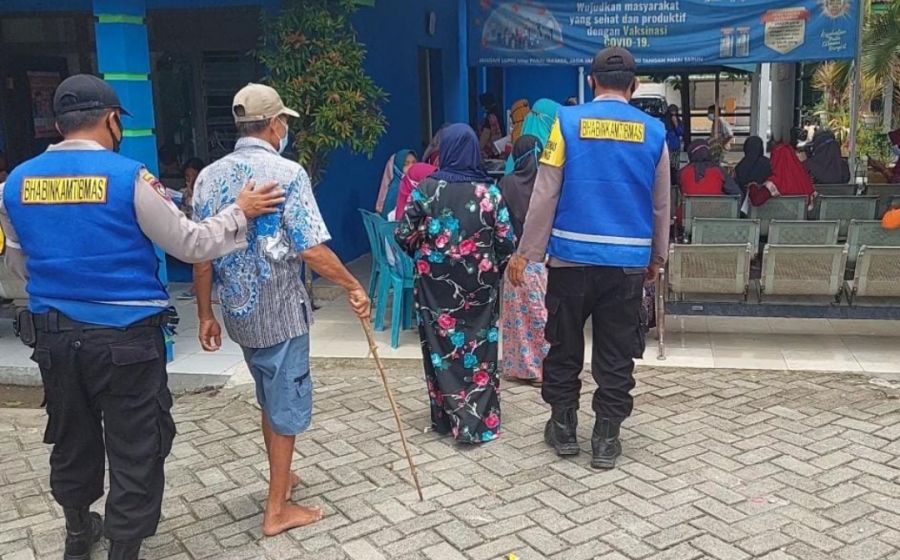 Polisi di Tambakrejo Berikan Edukasi dan Antar Jemput Lansia Guna Ikuti Vaksinasi