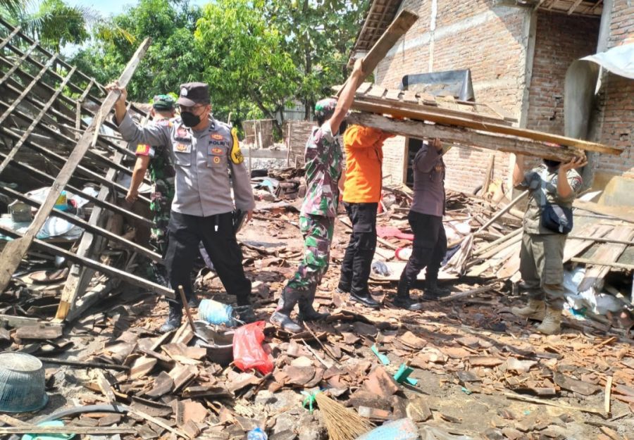 Polisi Polsek Dander Polres Bojonegoro Ikut Kerja Bakti Di Lokasi Rumah Roboh