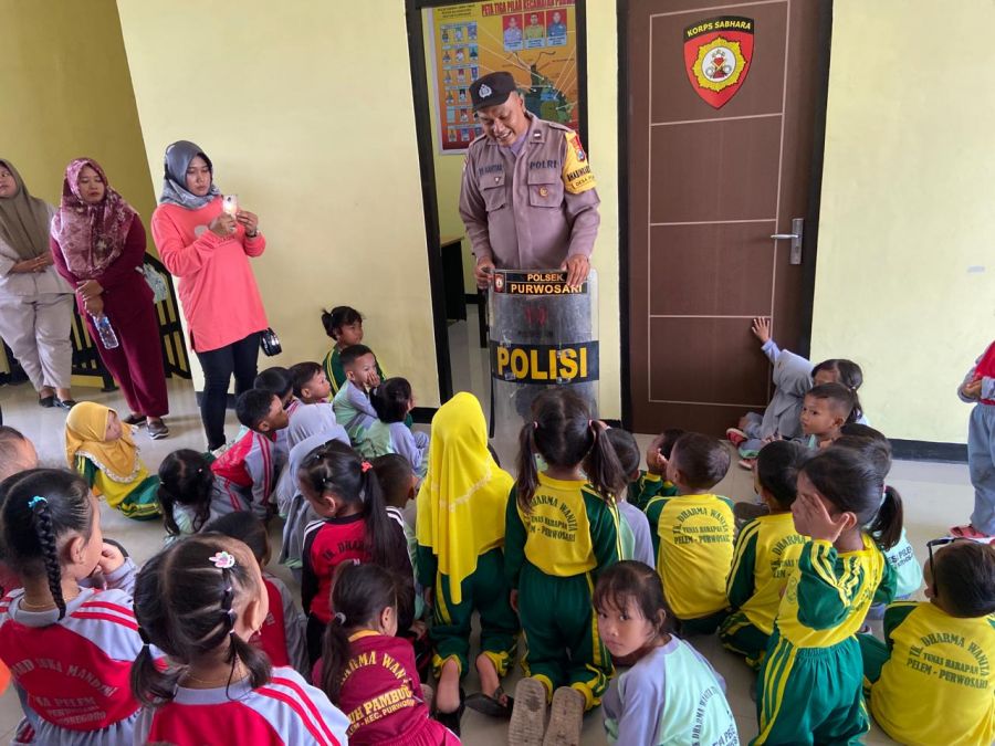 Polisi Sahabat Anak, Puluhan Anak-Anak Paud Geruduk Polsek Purwosari 
