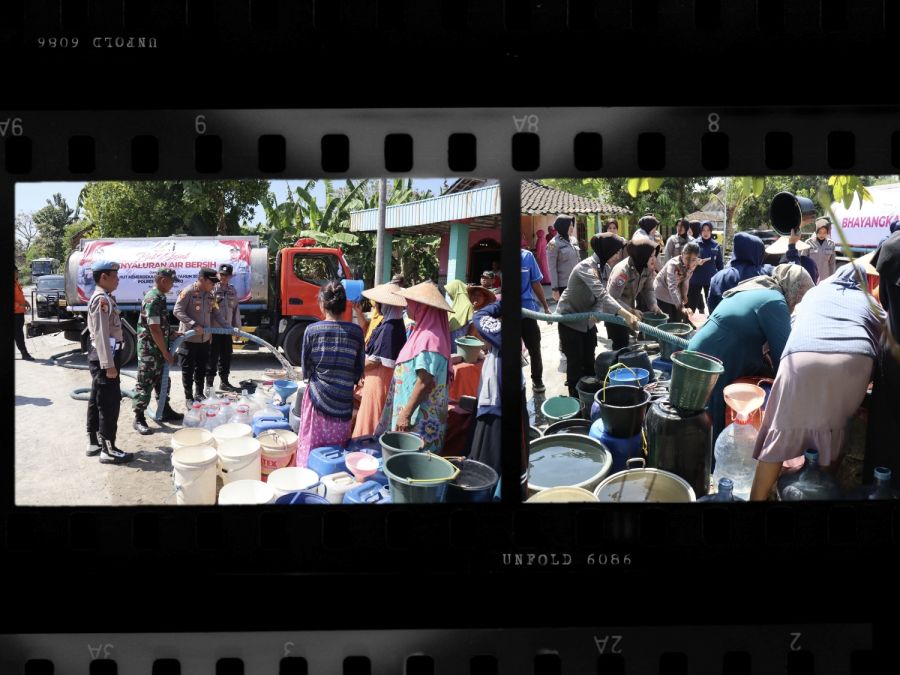Polres Bojenegoro Bagikan 15 Tangki Air Bersih di Sejumlah Wilayah Terdampak Kekeringan