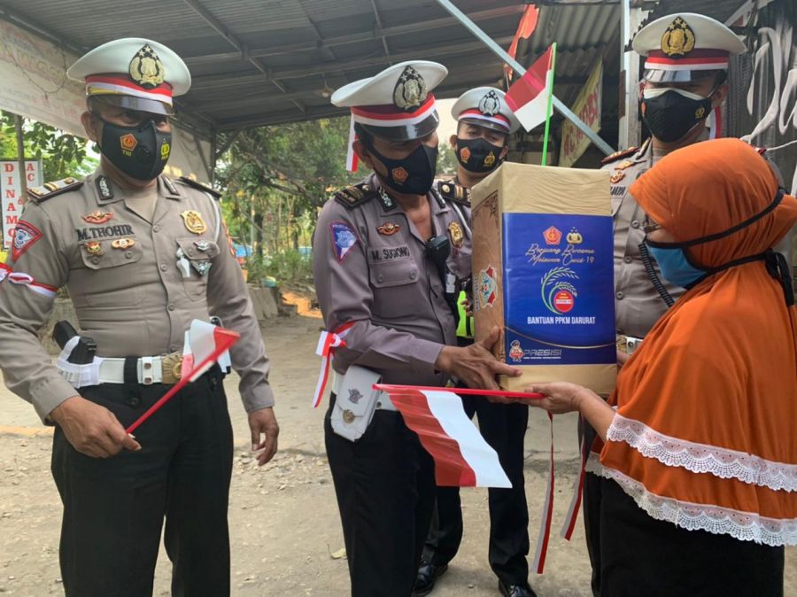 Polres Bojonegoro Bagikan Sembako dan Bendera Merah Putih Ke Warga Terdampak PPKM Darurat Level 4