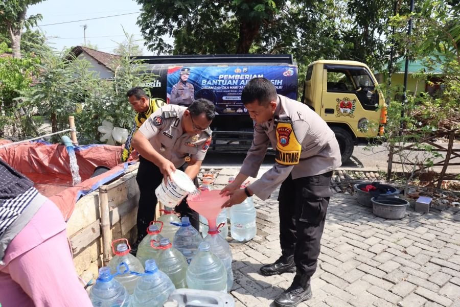 Polres Bojonegoro Bantu Warga Terdampak Kekeringan