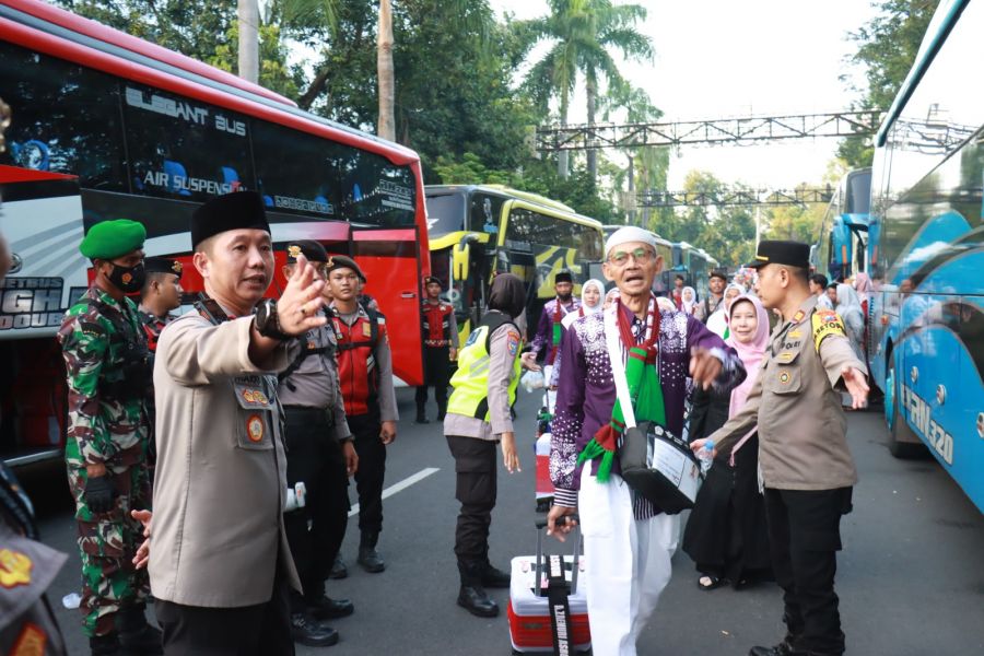 Polres Bojonegoro Beri Pengamanan Pemberangkatan Jamaah Calon Haji