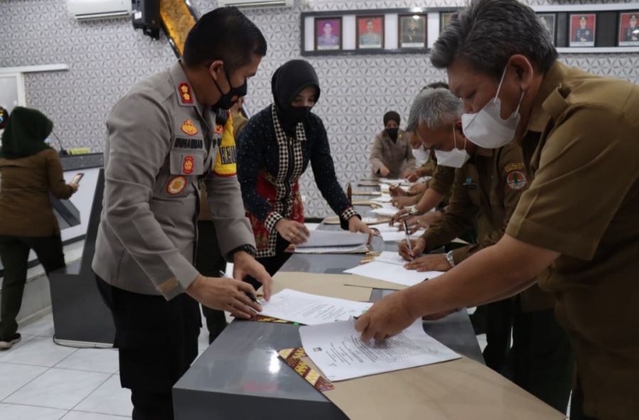 Polres Bojonegoro Bersama Perum Perhutani Tandatangani Perjanjian Kerjasama