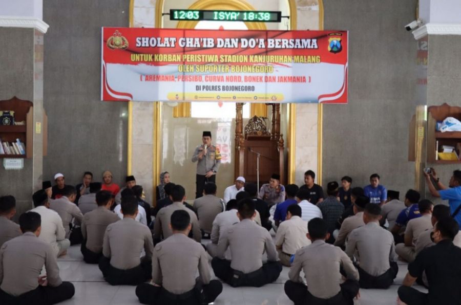 Polres Bojonegoro Bersama Suporter Bojonegoro Sholat Gha’ib dan Do’a Bersama Untuk Korban Kanjuruhan