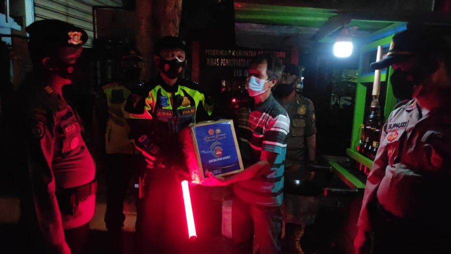 Polres Bojonegoro Gelar Patroli Skala Besar dan Salurkan Bansos di Saat PPKM Level 4