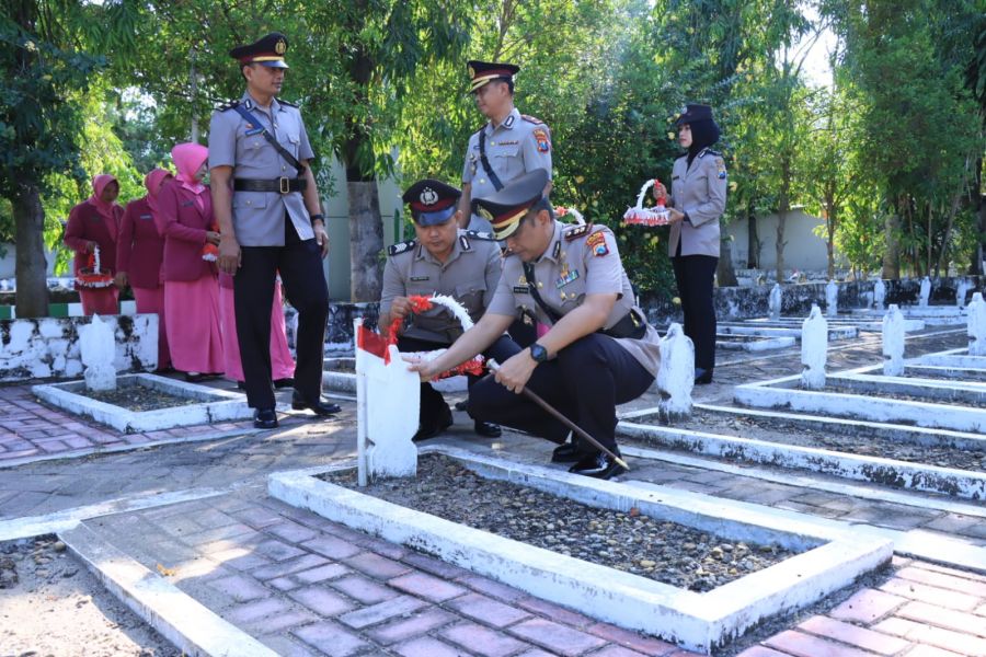 Polres Bojonegoro Gelar Ziarah di Taman Makam Pahlawan Sambut Hari Bhayangkara Ke - 77