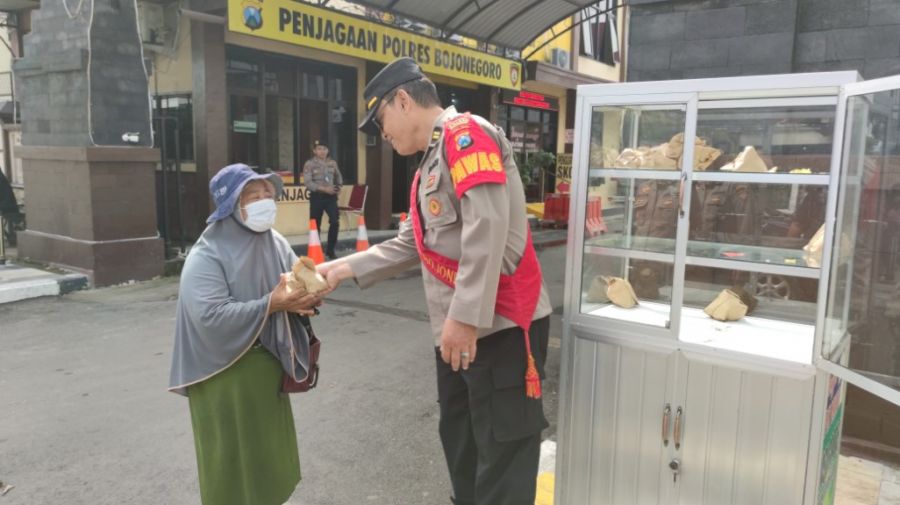 Polres Bojonegoro  Gelar Jumat Berkah Sediakan Etalase Monggo di Pundut Nasi Gratis