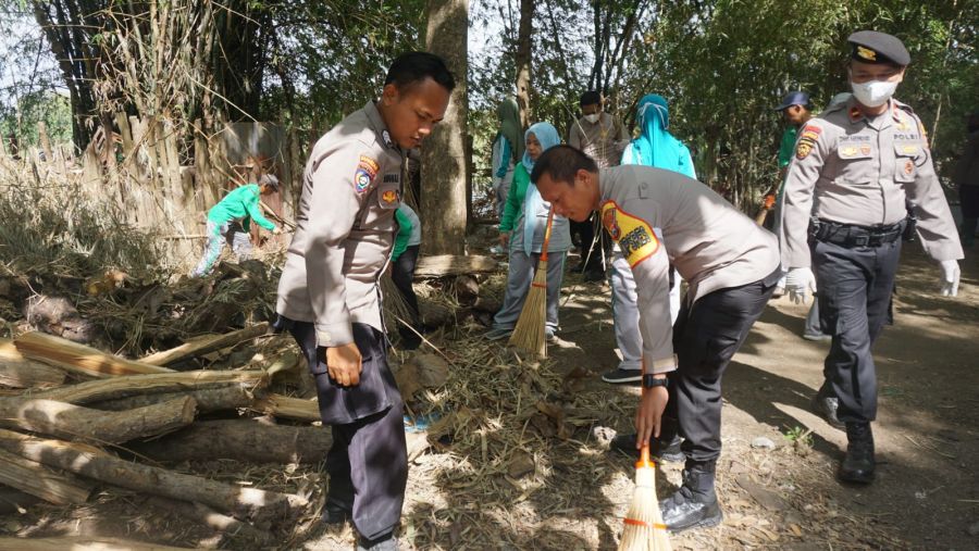 Polres Bojonegoro Peduli Lingkungan Bersihkan Sampah Serentak di Bantaran Sungai Bengawan Solo