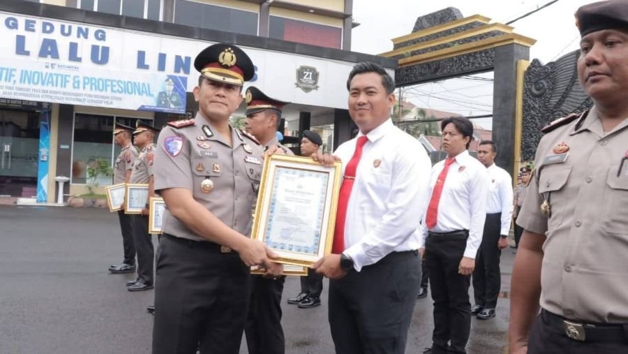 Polres Lamongan Pimpin Langsung Pemberian Reward Anggota Berprestasi