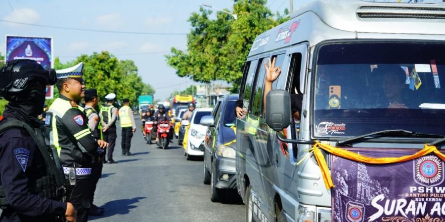 Polres Ponorogo Terjunkan Personel Gabungan Kawal Keberangkatan Ribuan Warga PSHWTM Ponorogo