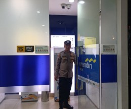 Polsek Brondong Laksanakan Giat patroli Blu Llight