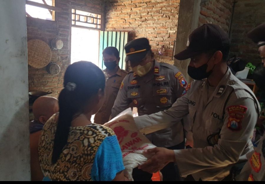 Polsek Dander Dengan Sigap Turun Langsung Cek Vaksinasi dan Bagikan Paket Sembako Kepada Warga 