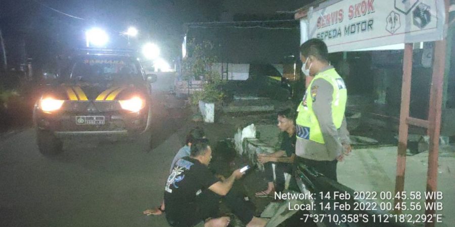 Polsek Mojowarno Polres Jombang Beri Edukasi Bagi Pemuda Desa Agar Tidak Terpengaruh Berita Hoax