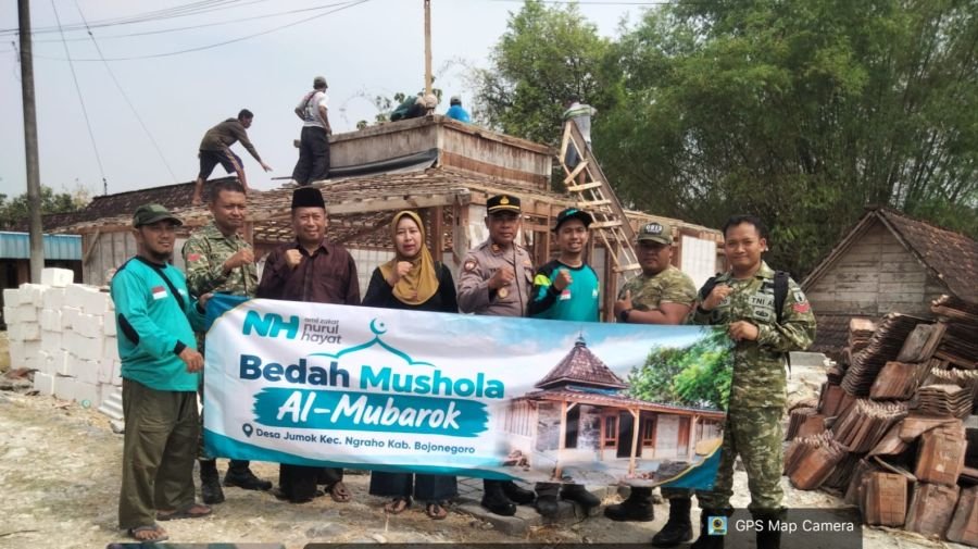 Polsek Ngraho Melaksanakan  Bhakti Sosial Bersama TNI dan Masyarakat Bedah Mushola Al-Mubarok