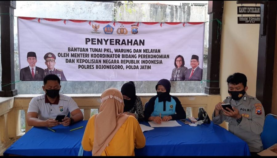 Polsek Sumberrejo Salurkan Bantuan dari Kemenko Perekonomian Kepada PKL di Wilayah Sumberrejo