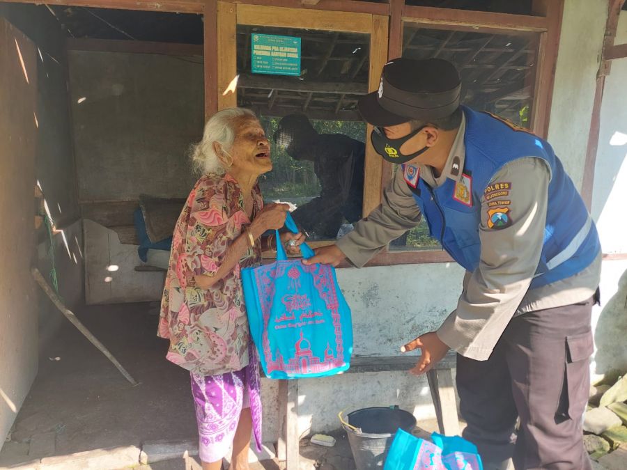 Polsek Tambakrejo Polres Bojonegoro Salurkan Bansos Kepada Warga Kurang Mampu