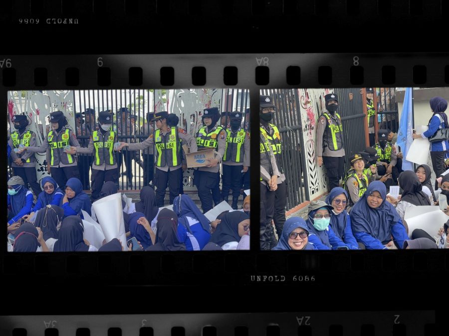 Polwan Bojonegoro Bagi Air Mineral kepada Massa Pengunjuk Rasa