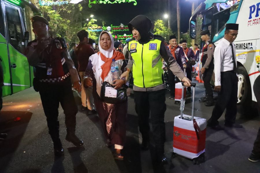 Polwan di Bojonegoro Bantu Angkat Barang Bawaan Jamaah Calon Haji