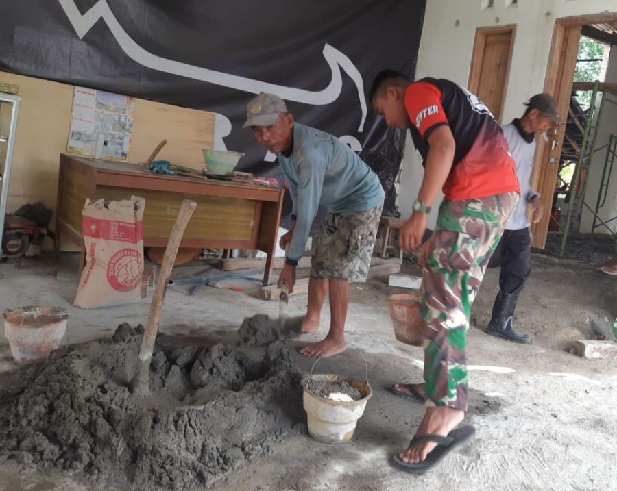 Potret Pak Basir, Pengrajin Bonsai yang Rajin Membantu Dalam TMMD 114 Kodim 0812 Lamongan