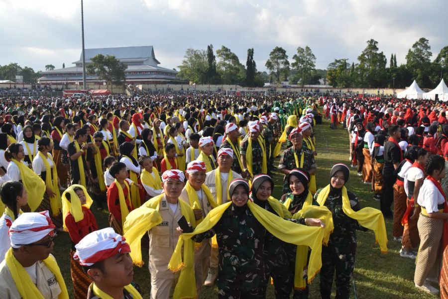 Prajurit Korem 071/Wijayakusuma Ikut Meramaikan Gelaran 10.000 Lengger Bicara GOR Satria Purwokerto