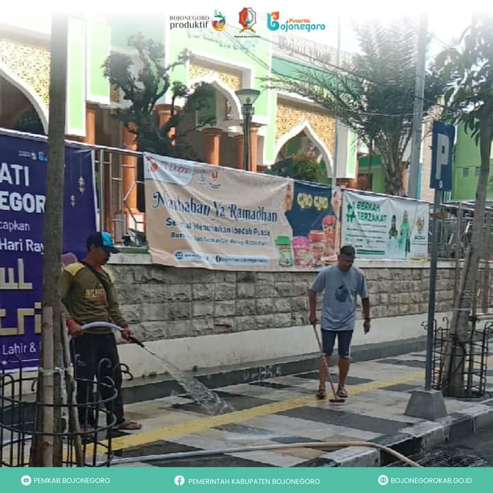 Prioritaskan Kenyamanan Jemaah Salat Eid, Pemkab Bojonegoro Bersihkan Trotoar Sekitar Alun-alun 