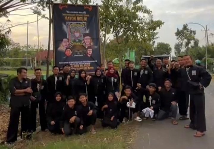 PSHT Rayon Ngujo Kecamatan Kalitidu Berbagi Takjil untuk Pengguna Jalan