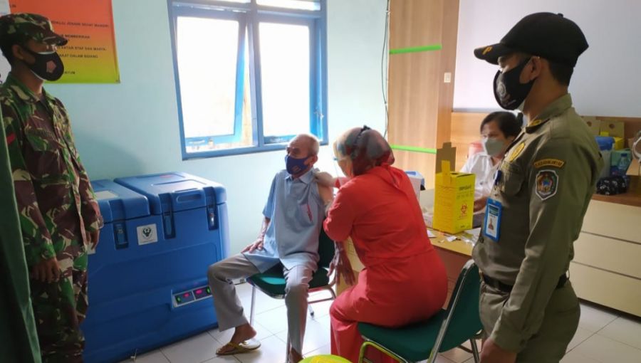 Puluhan Lansia Dan Ibu Hamil Di Kecamatan Jenawi Laksanakan Vaksin