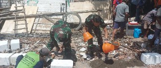 Puluhan Personil TNI Jajaran Kodim 0812 Lamongan Bahu-membahu Bangun Rumah Rakyat