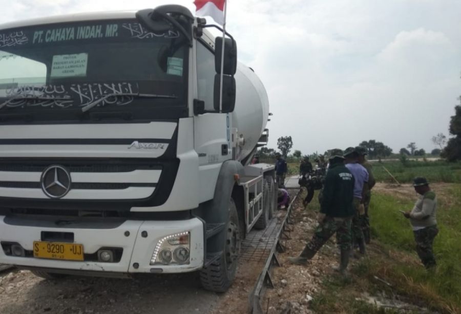 Putaran Mesin Mobil Molen, Pacu Semangat Anggota Satgas TMMD ke 114 Dalam Pembangunan Rabat Beton