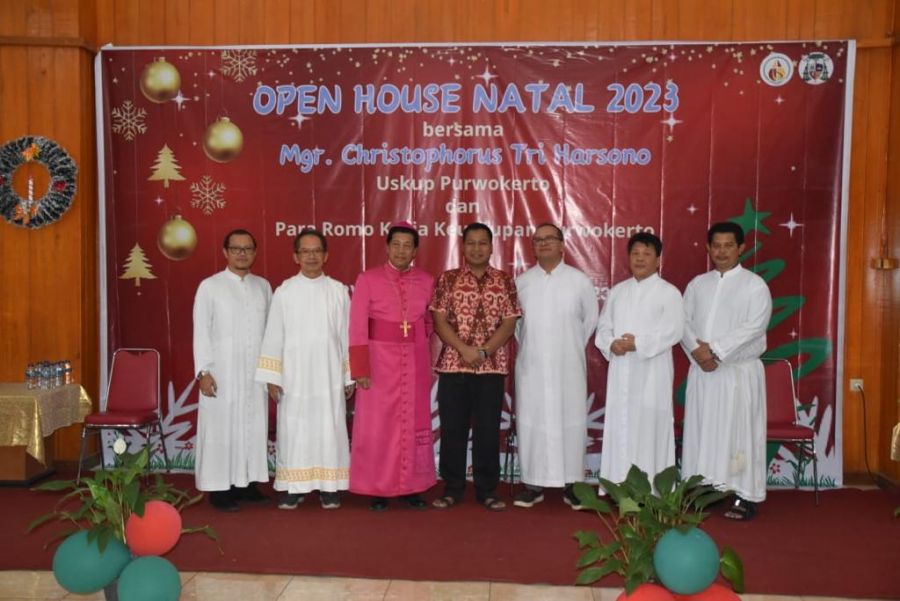 Rajut Kerukunan Umat Beragama, Danrem Wijayakusuma Hadiri Open House Keuskupan Purwokerto