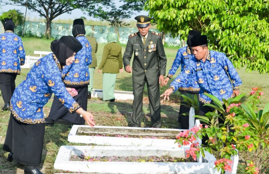 Rangkaian HUT TNI ke- 77, Kodim 0813 Bojonegoro Ziarah ke Makam Pahlawan