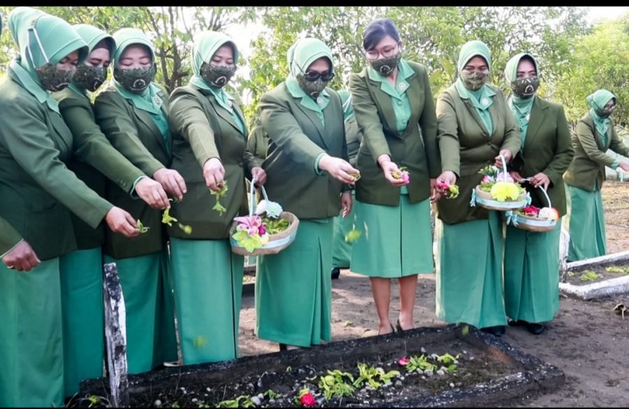 Rangkaian Peringatan HUT ke-76, Persit KCK Kodim 0813 Bojonegoro Ziarah dan Tabur Bunga