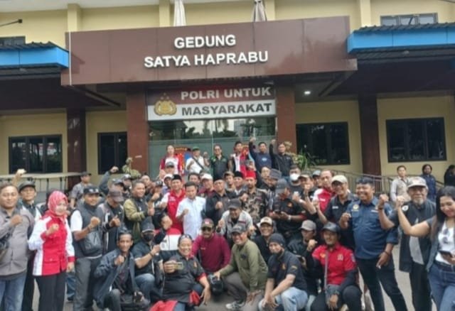 Ratusan Jurnalis Geruduk Mapolda jatim, Desak Usut Dugaan OTT “Settingan”