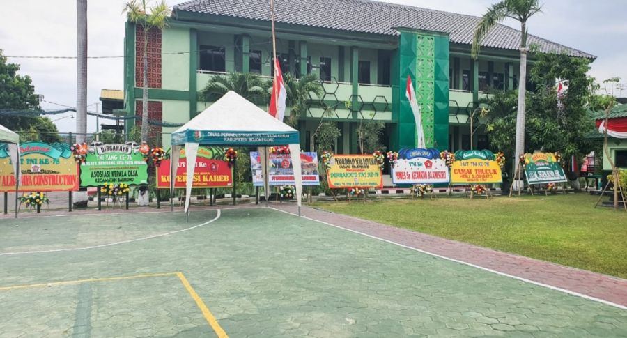 Ratusan Karangan Bunga Ucapan HUT TNI ke- 76 Banjiri Halaman Makodim Bojonegoro