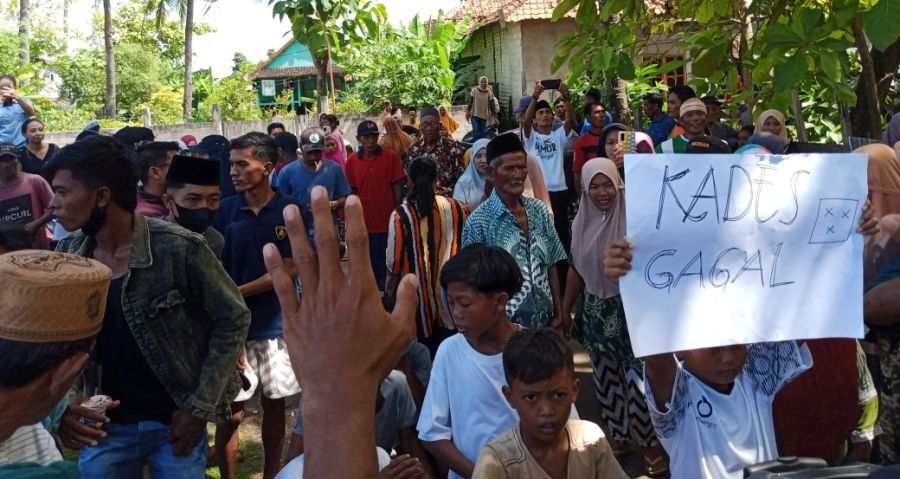 Ratusan Mahasiswa dan Masyarakat Saobi Demo Pemerintah Desa